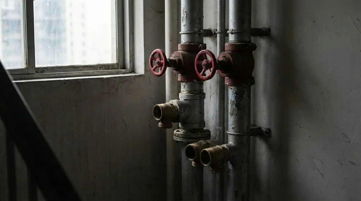 Dry standpipe system in a parking garage exposed to cold weather