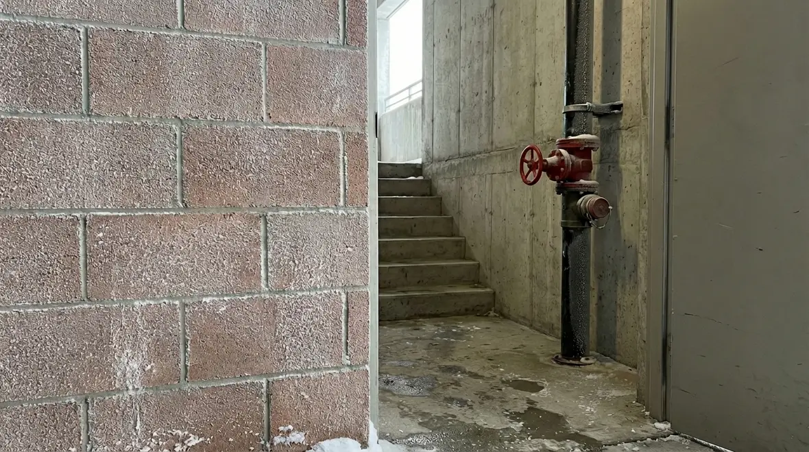 Dry standpipe system in a cold climate stairwell