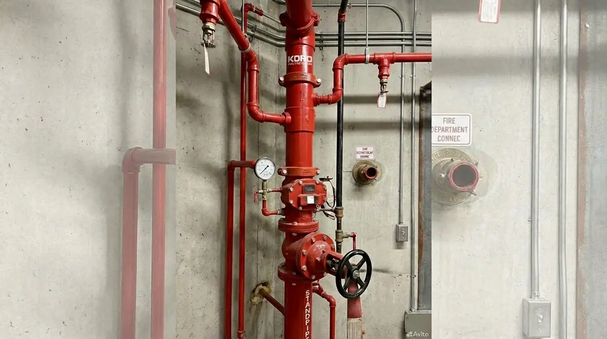 Standpipe sprinkler combination system riser in a stairwell