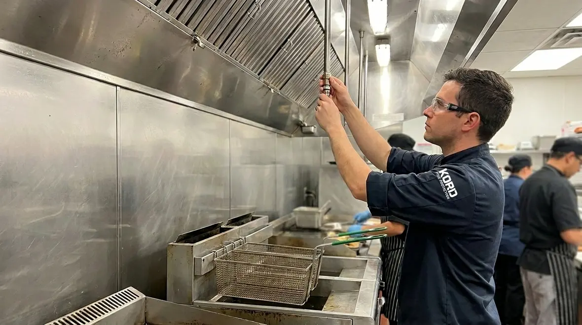 Kitchen suppression nozzle placement in a commercial kitchen hood system